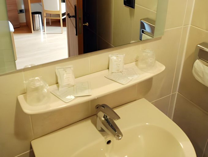 Bathroom 3, Hotel Au Coeur de Lacuisine, Luxembourg