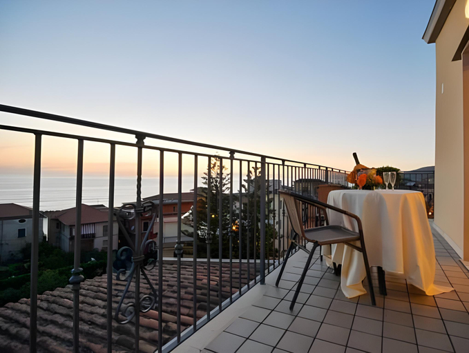 Others 4, Hotel La Pergola, Salerno