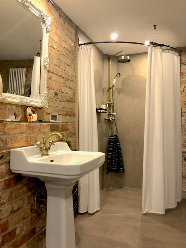 Shower, Strohhutmanufaktur, Dresden