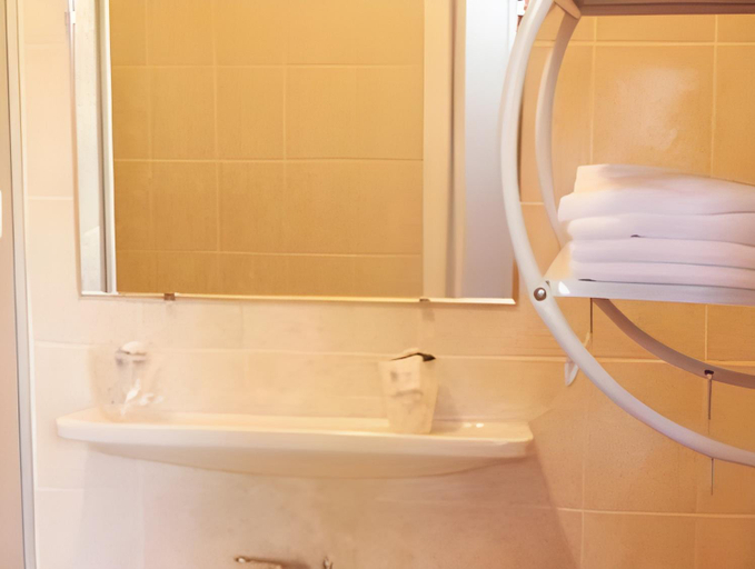 Bathroom 3, Hotel Restaurant Les Chasseurs, Haute-Corse