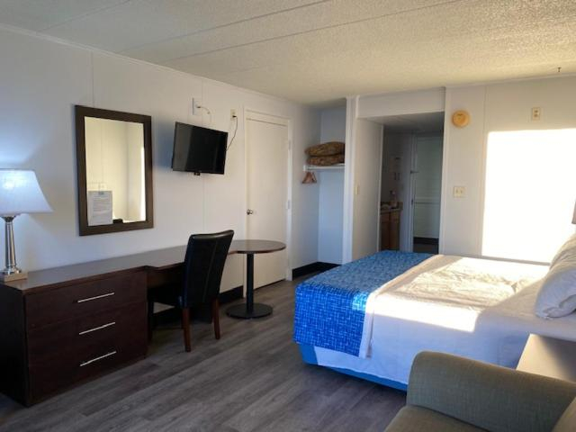 Bedroom 2, Fenwick Islander Motel, Sussex