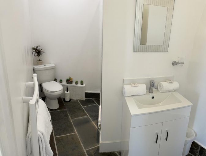 Bathroom 2, Sawyers Bed And Breakfast, Cornwall