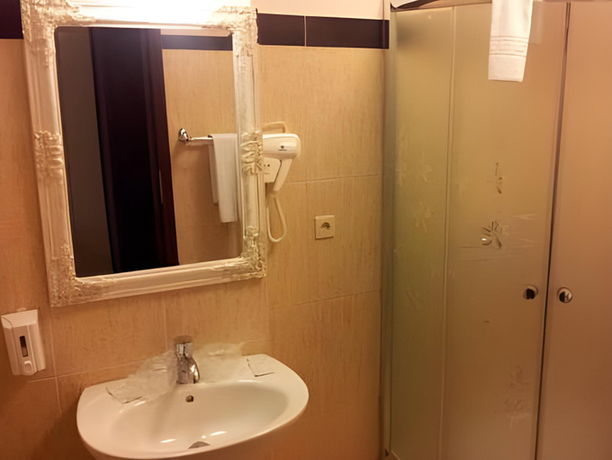 Bathroom 3, Hotel Restaurant Alesia, Livezeni