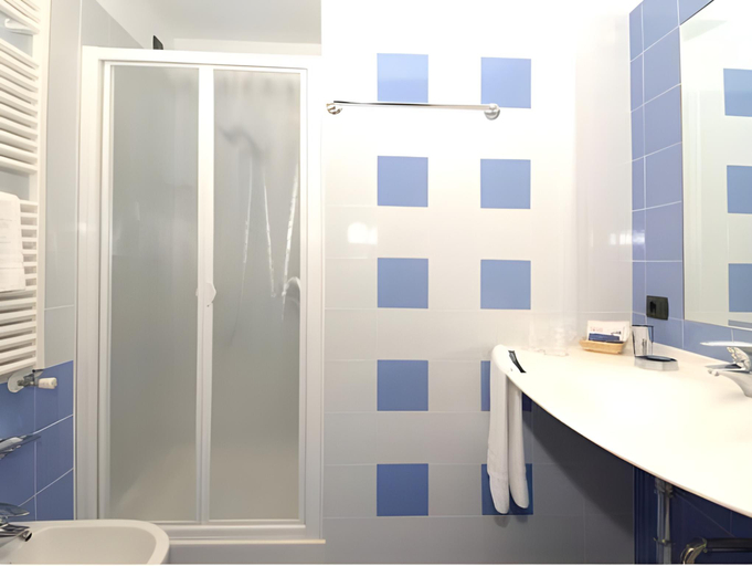 Bathroom 5, Hotel Giulietta Romeo, Verona