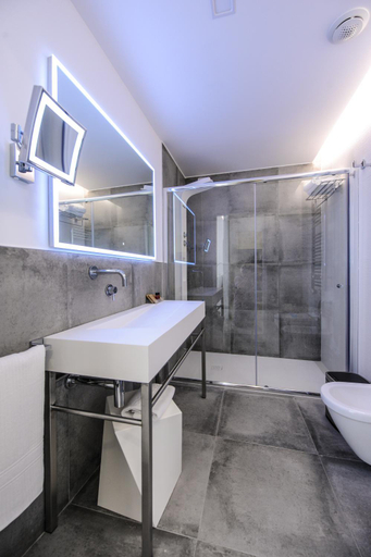 Bathroom 4, Bellini, Udine