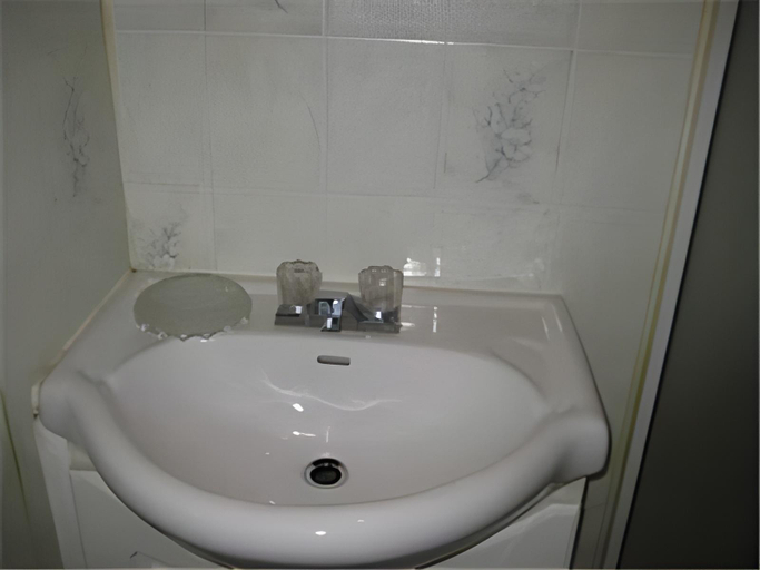 Bathroom 5, Hotel Victor, Montréal