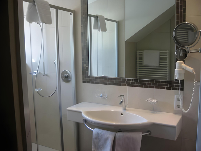 Bathroom 4, Hotel Garni Caroline, Landeck