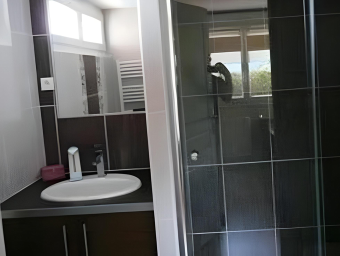 Bathroom 5, La Colline aux Yeux Doubs, Doubs