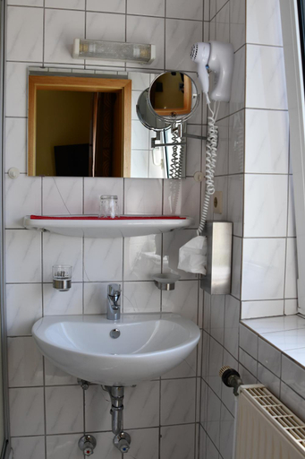 Bathroom 5, Garni Hotel-Pension Holum, Wittmund