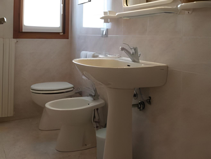 Bathroom 4, Hotel Malpensafiera, Milano