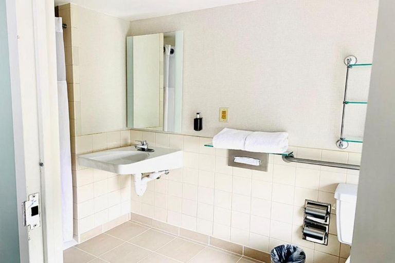 Bathroom 3, Hotel Rendale Washington DC, Washington D.C.