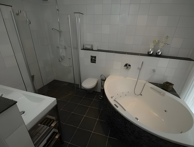 Bathroom 3, Hotel De Keizerskroon, Hoorn