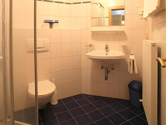 Bathroom 4, Quality Hosts Arlberg - Hotel Goldenes Kreuz B&B - Sommerkarte Premium inklusive, Landeck