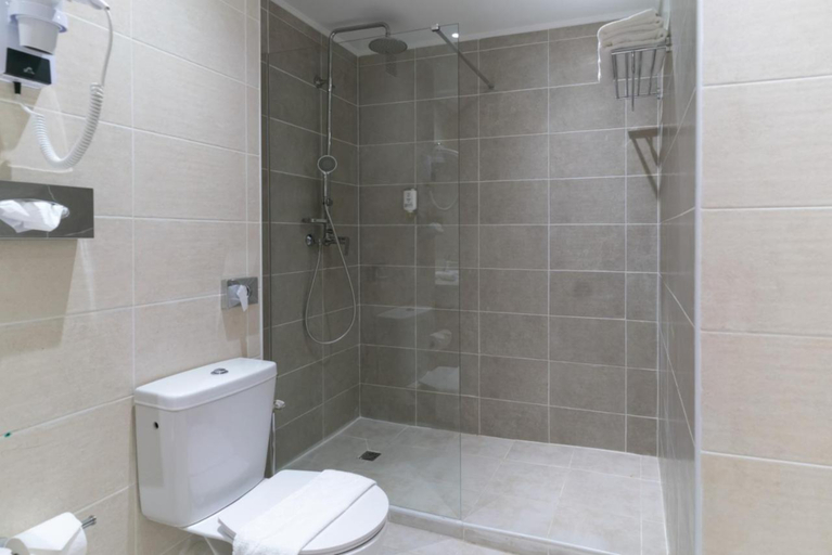 Bathroom 3, ibis Styles Cayenne Centre Amazonia, Rémire-Montjoly