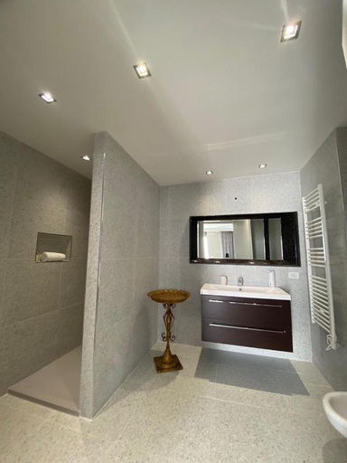 Bathroom 10