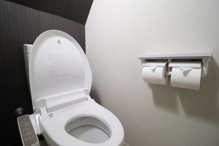 Bathroom 2, Tsuruhashi East III, Osaka
