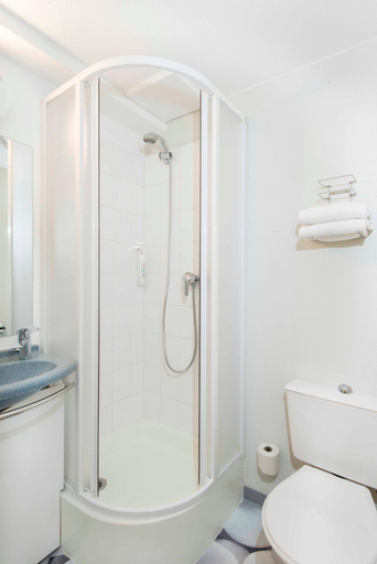 Bathroom 5, ibis budget Béziers Est La Giniesse, Hérault