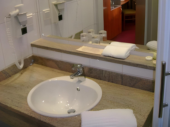 Bathroom 4, Hotel am Berliner Platz, Mettmann