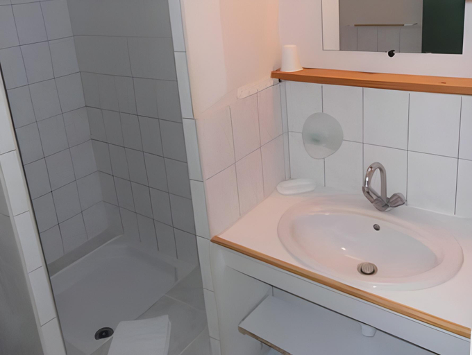 Bathroom 1, Hotel L'Echaillon, Hautes-Alpes