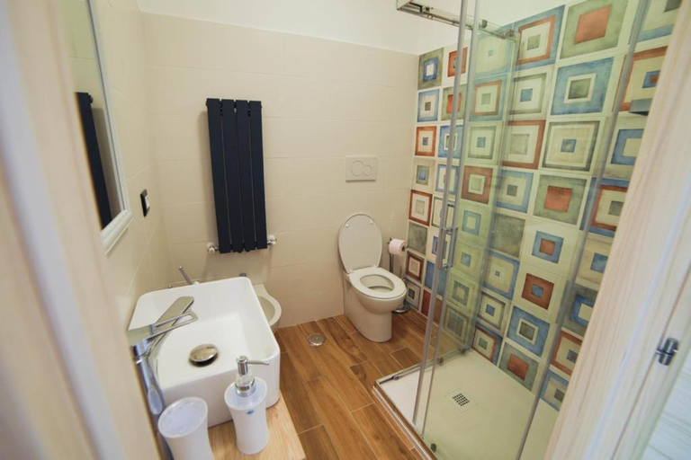 Bathroom 3, P88 guesthouse, Rome