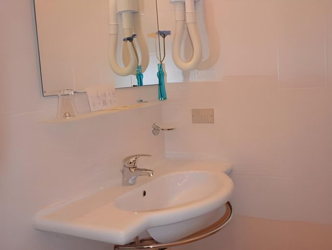 Bathroom 4, B&B Hotel Serenita, Rimini