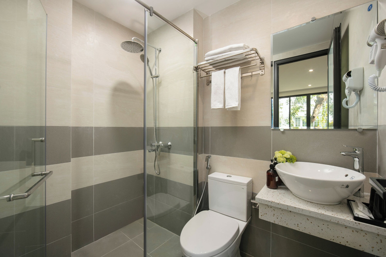 Bathroom 5, Queen Cafe Hotel, Hoàn Kiếm