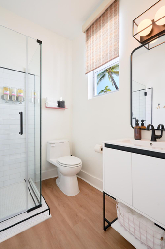 Bathroom 3, Pantera Rosa, Miami-Dade