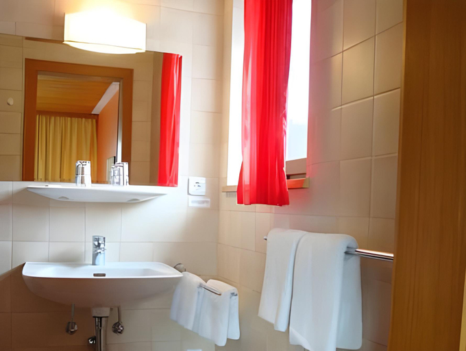 Bathroom 3, Fruhstuckspension Bilgeri, Bregenz