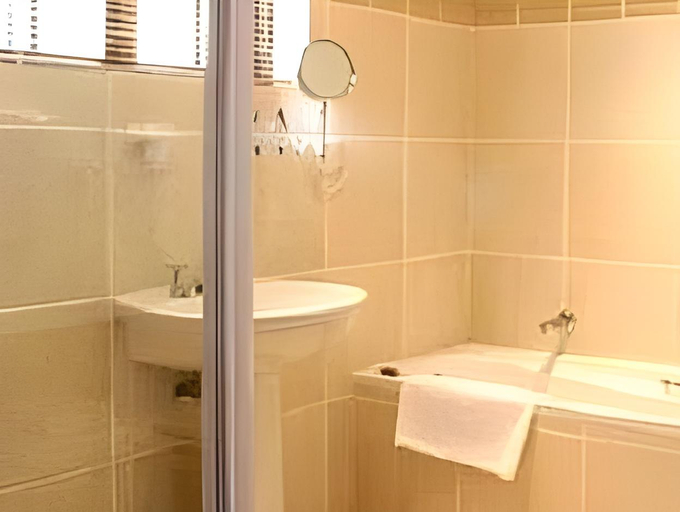 Bathroom 2, Baleia Guest Lodge Bed & Breakfast, Overberg
