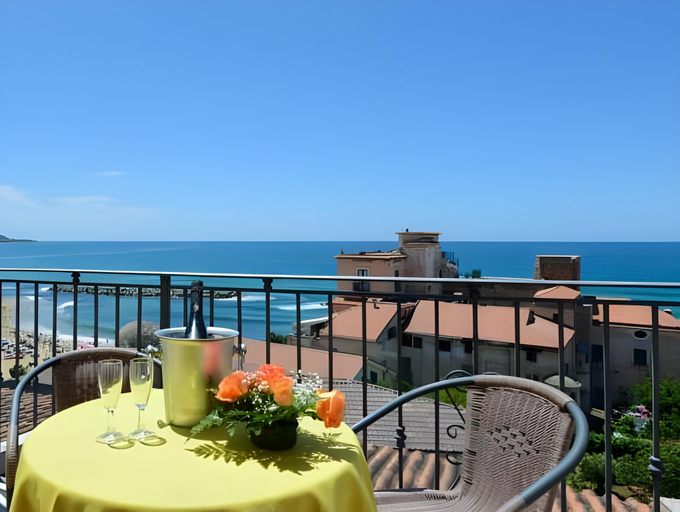 Others 5, Hotel La Pergola, Salerno