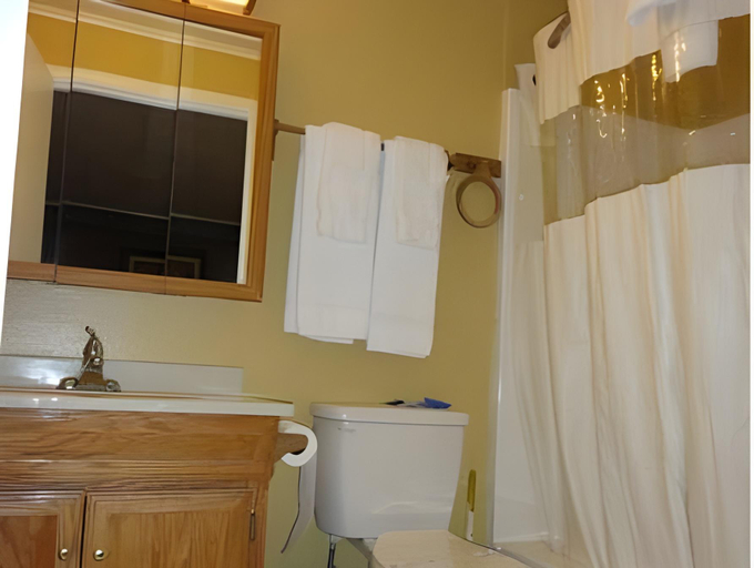 Bathroom 3, Relax Inn Vinita, Craig