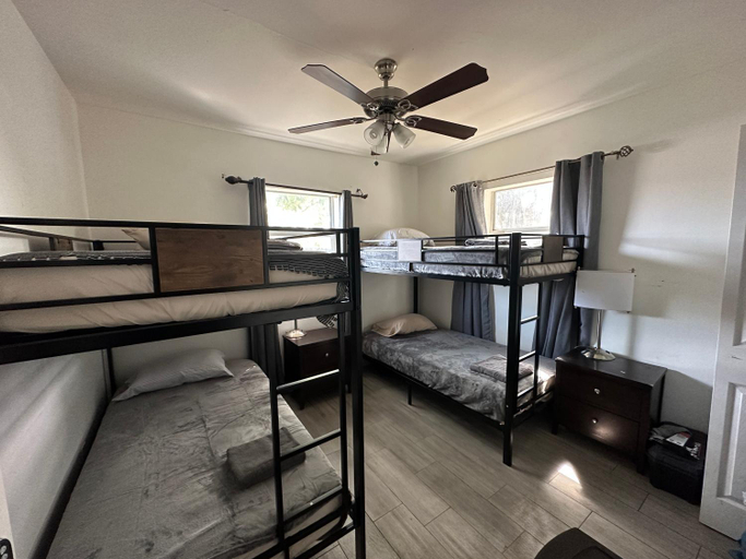 3, Bekahouse Hostel with parking, backyard and laundry, Miami-Dade