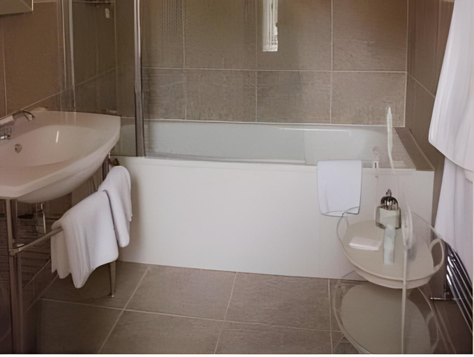 Bathroom 3, The Lion, Herefordshire