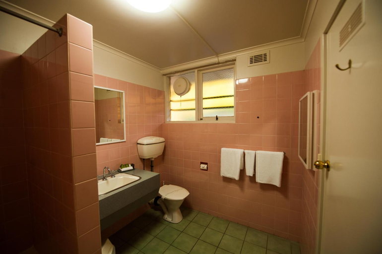 Bathroom 3, Parklane Motel, Launceston - Pt B
