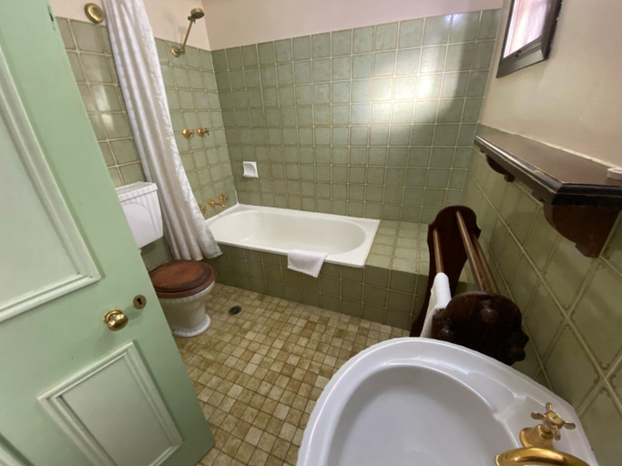 Bathroom 10