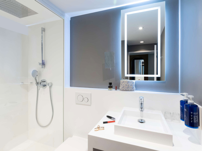 Bathroom 14