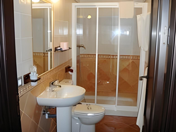 Bathroom 4, Hostal Pechi, Sevilla