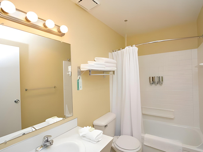 Bathroom 4, Pelican Shores Inn, Lincoln