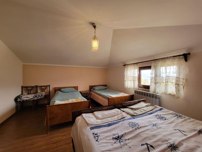 Others 4, B&B Odzun