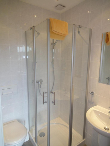 Bathroom 2, Wohlfuhlhotel "Waldcafe Jager", Höxter