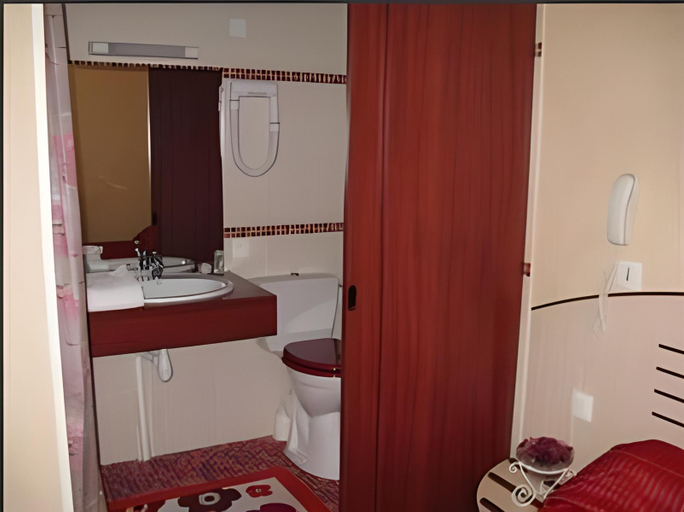 Bathroom 2, Les Pastels, Vendée