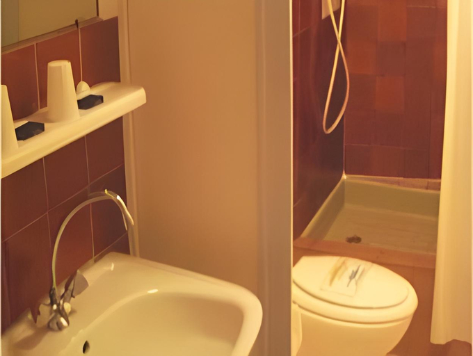 Bathroom 5, Hotel Saint-Patrick Cœur de NANTES, Loire-Atlantique