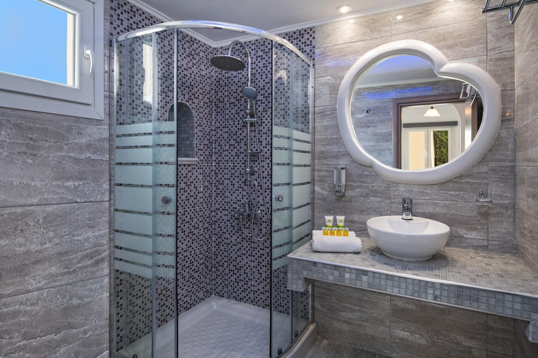 Bathroom 4, Phoenix, South Aegean
