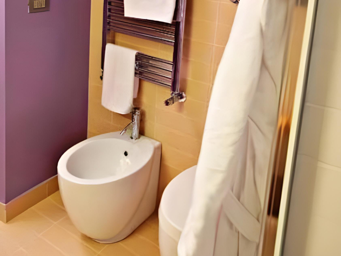 Bathroom 5, Cosmopolitan Hotel, Macerata