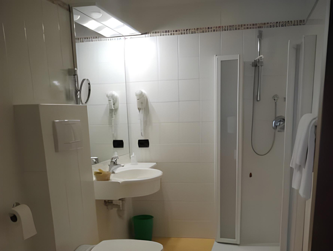 Bathroom 4, Dolomites Inn, Trento