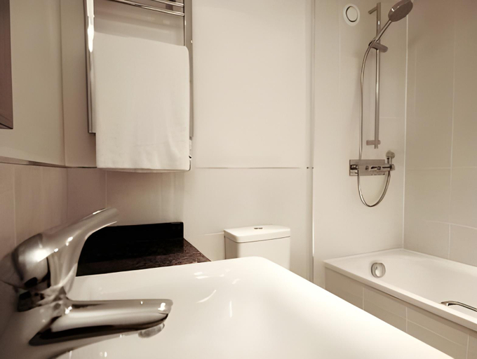 Bathroom 4, Humber Royal Hotel, Lincolnshire