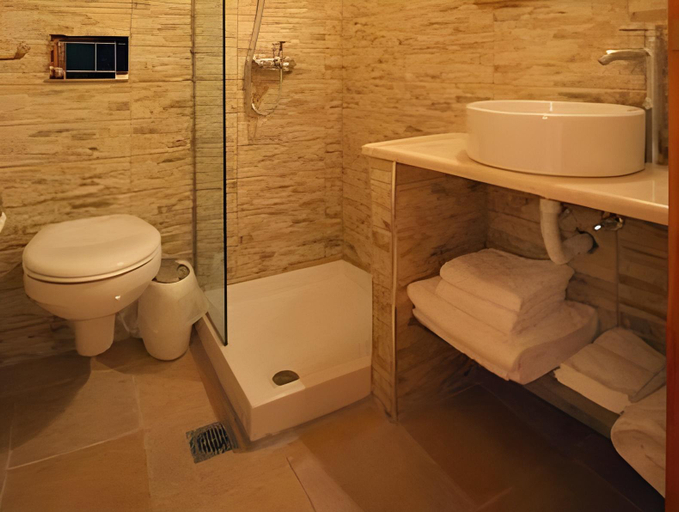 Bathroom 4, Camelot Traditional and Classic Hotel, South Aegean