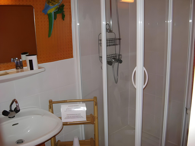 Bathroom 3, Hotel La bonne hotesse, Puy-de-Dôme