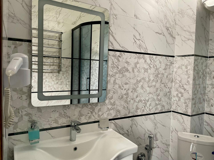 Bathroom 3, Kaufman, Pustomytivs'kyi
