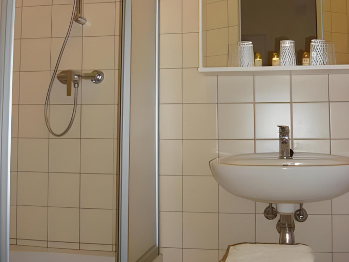Bathroom 3, Pension Liechtenstein, Wien